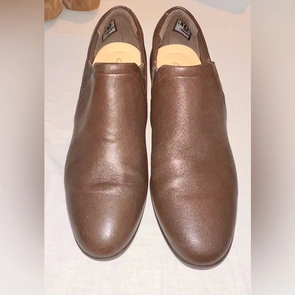 NWOT - Clarks - Loken Way Dark Brown Leather Booties - Picture 5 of 8